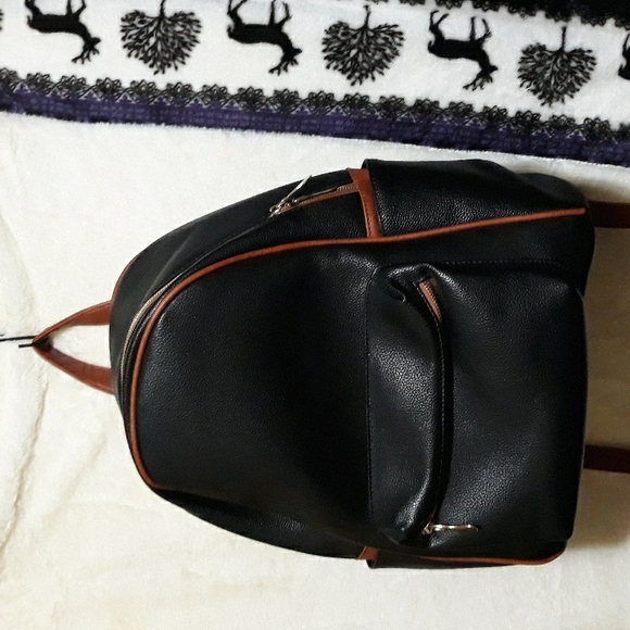 Medium sized faux leather backpack. No brand name - Picture 5 of 8